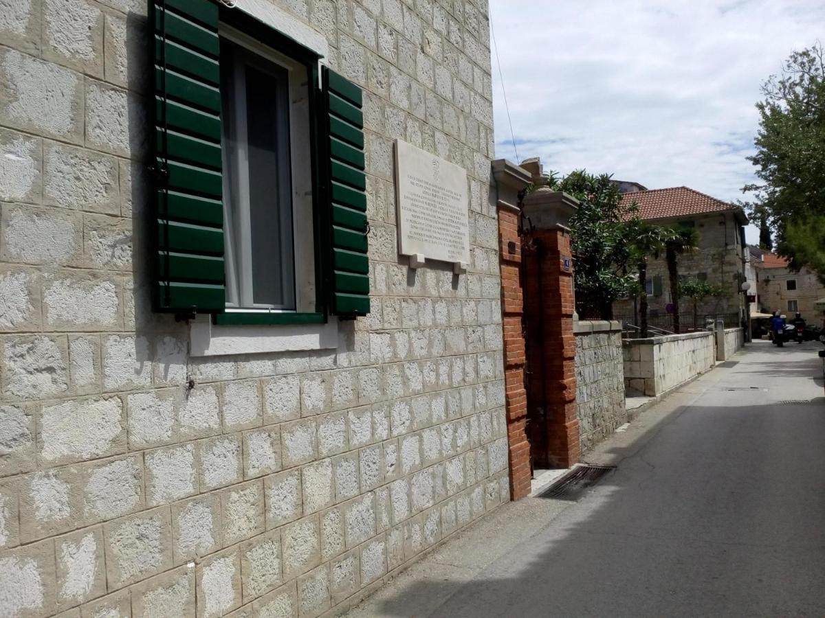 Old School Apartment Kastela Exterior photo