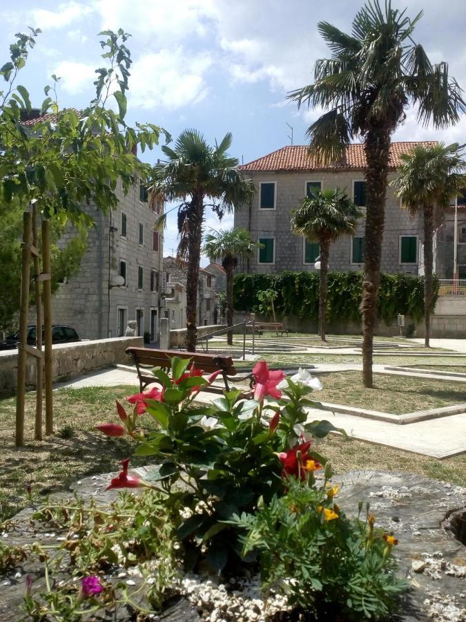 Old School Apartment Kastela Exterior photo